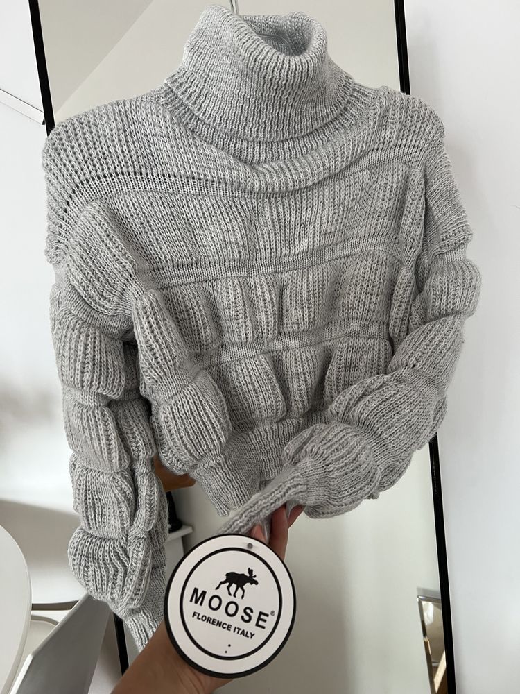 Ciepły sweterek bąbka z golfem