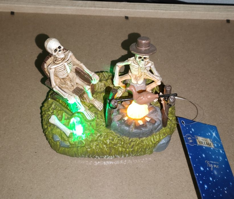 Figurka Halloween LED kościotrupy przy ognisku