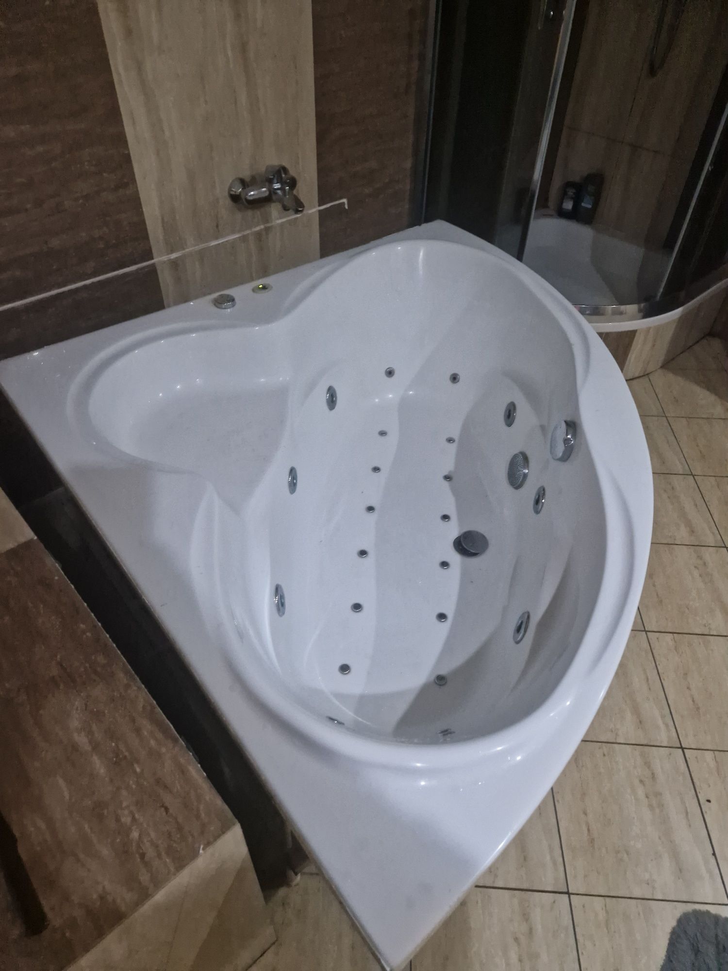 Wanna z hydromasażem.