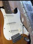 Guitarra elétrica Stratocaster com amplificador