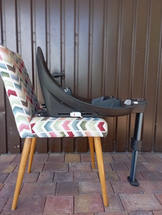 Zestaw Dwa foteliki z bazą: Nosidełko cybex, i fotelik kolejny Sirona.