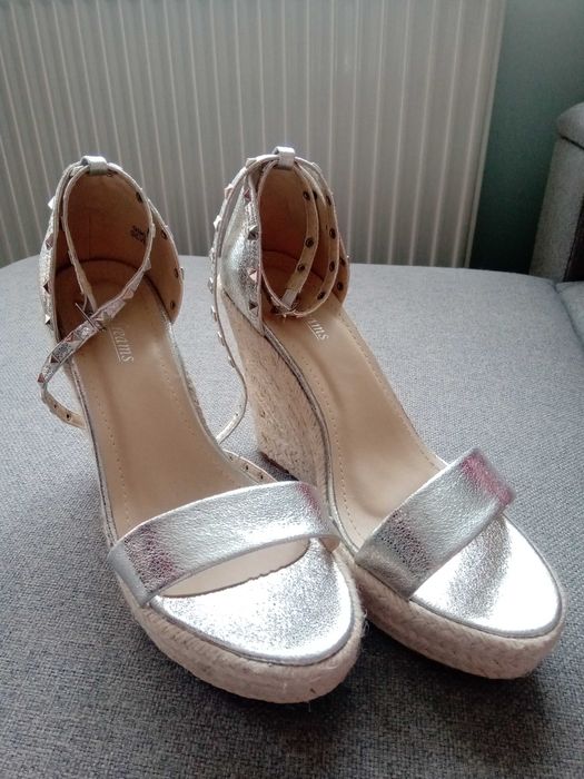 Letnie sandały na koturnie