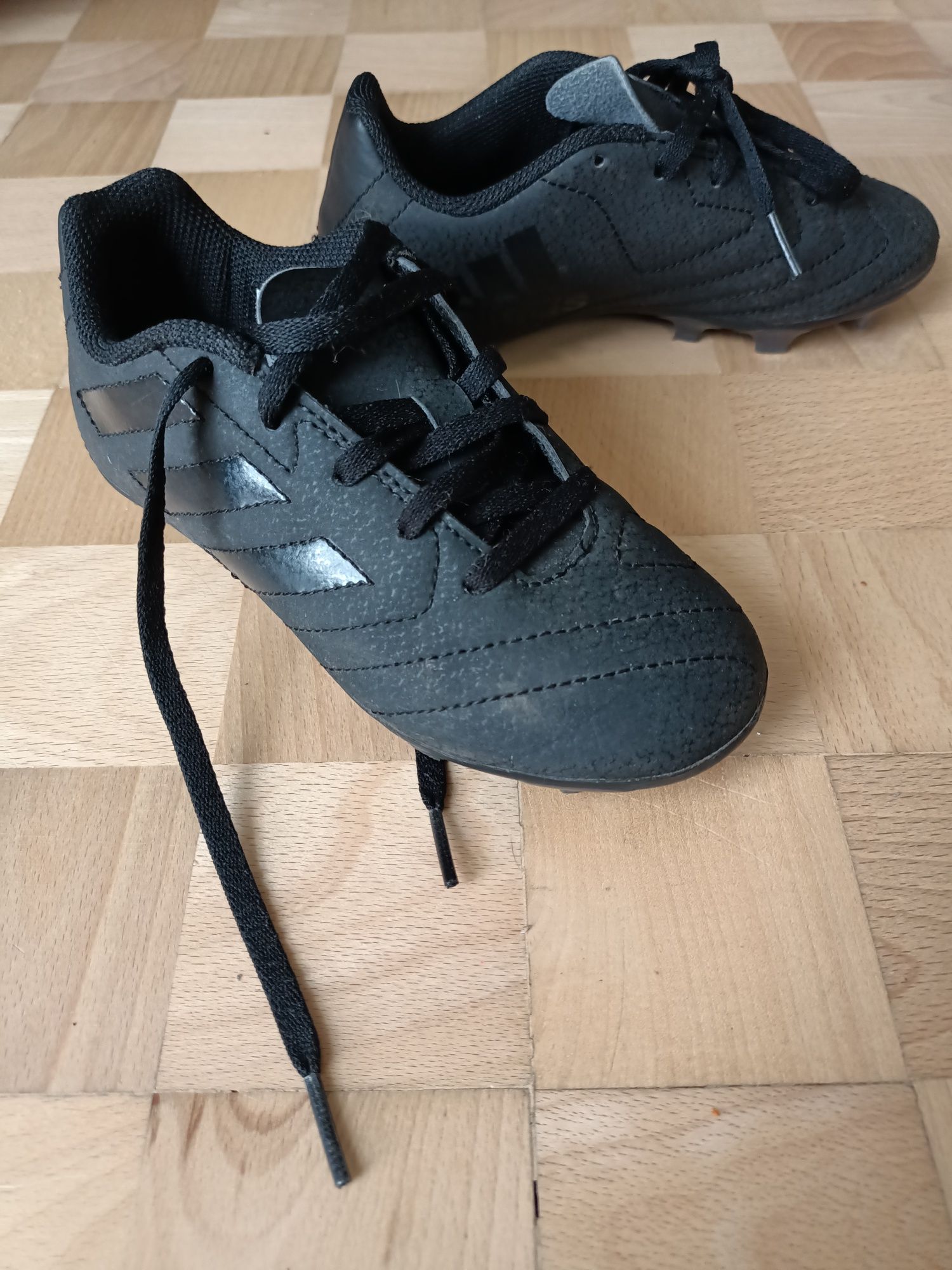 Korki Adidas chłopięce czarne 30,5