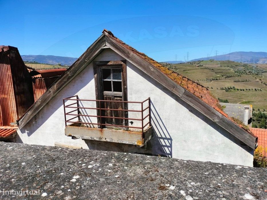 Moradia T4 com 3 pisos para remodelação total, Parada do Bispo, Lamego