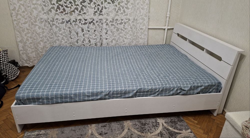 Двоспальне ліжко в гарному стані