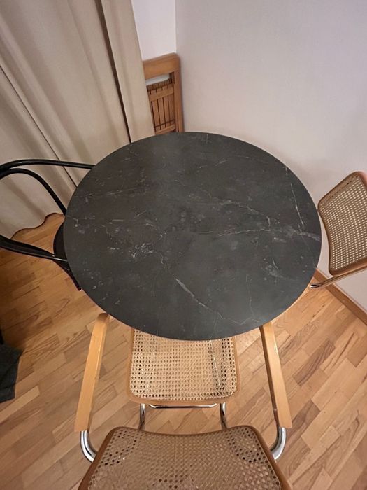 Okrągły stół z blatem imitującym marmur – średnica 110 cm