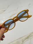 Óculos de sol vintage com lentes em azul claro