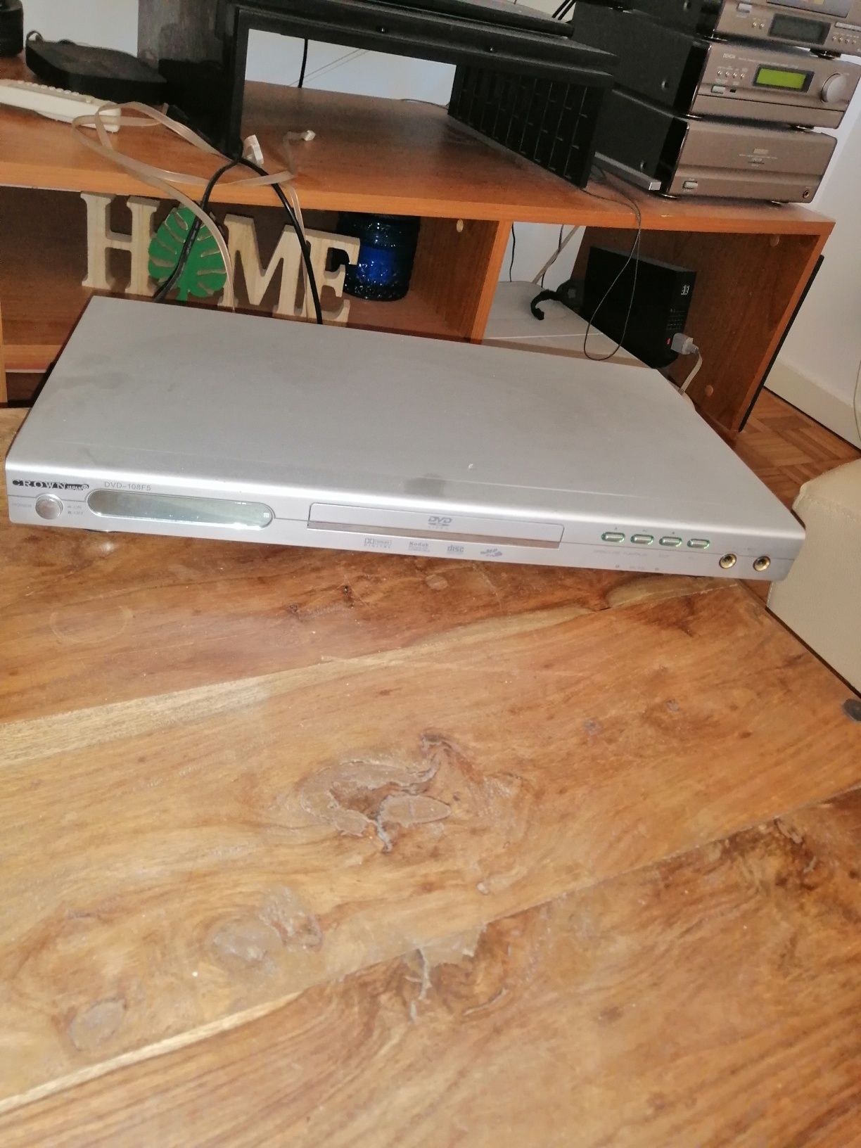 Leitor de DVD, marca Crown, a funcionar