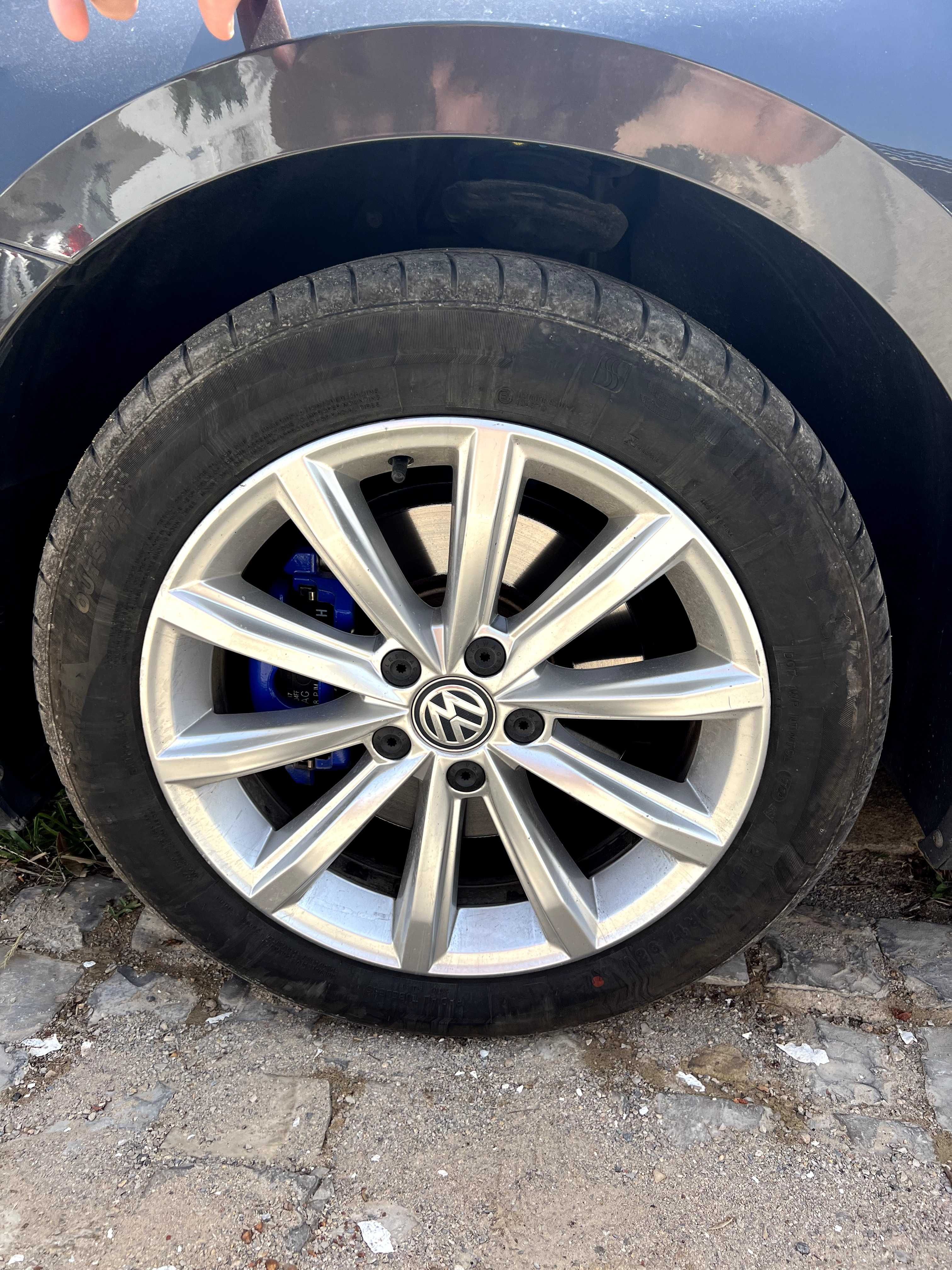 2 pneus SUNNY 215/55 R17 XL quase novos – só 5.000 km