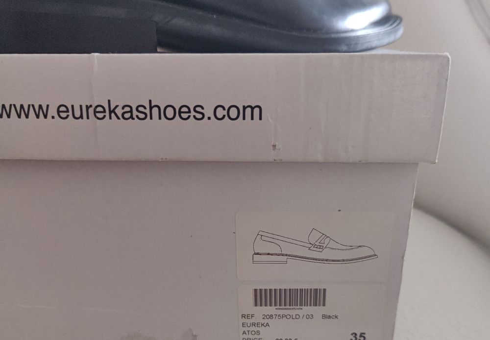 Sapatos Eureka - Pele - Novos - 35 - Pretos e brancos.

Aproveite para