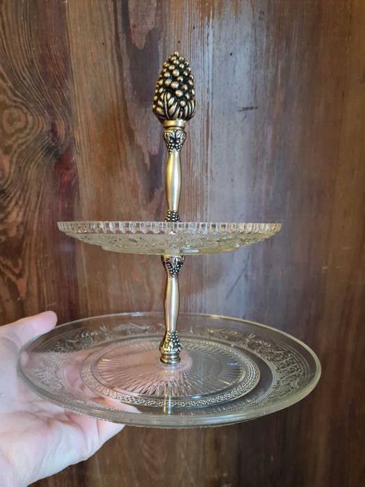 Patera ze szkła prasowanego z pięknym zdobieniem - 2 piętrowa