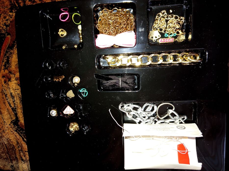 Іграшковий будиночок з меблями та Набір для плетіння браслетиків