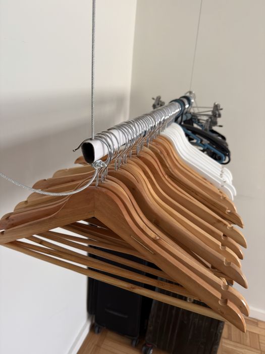 Cabides e cruzetas para roupa