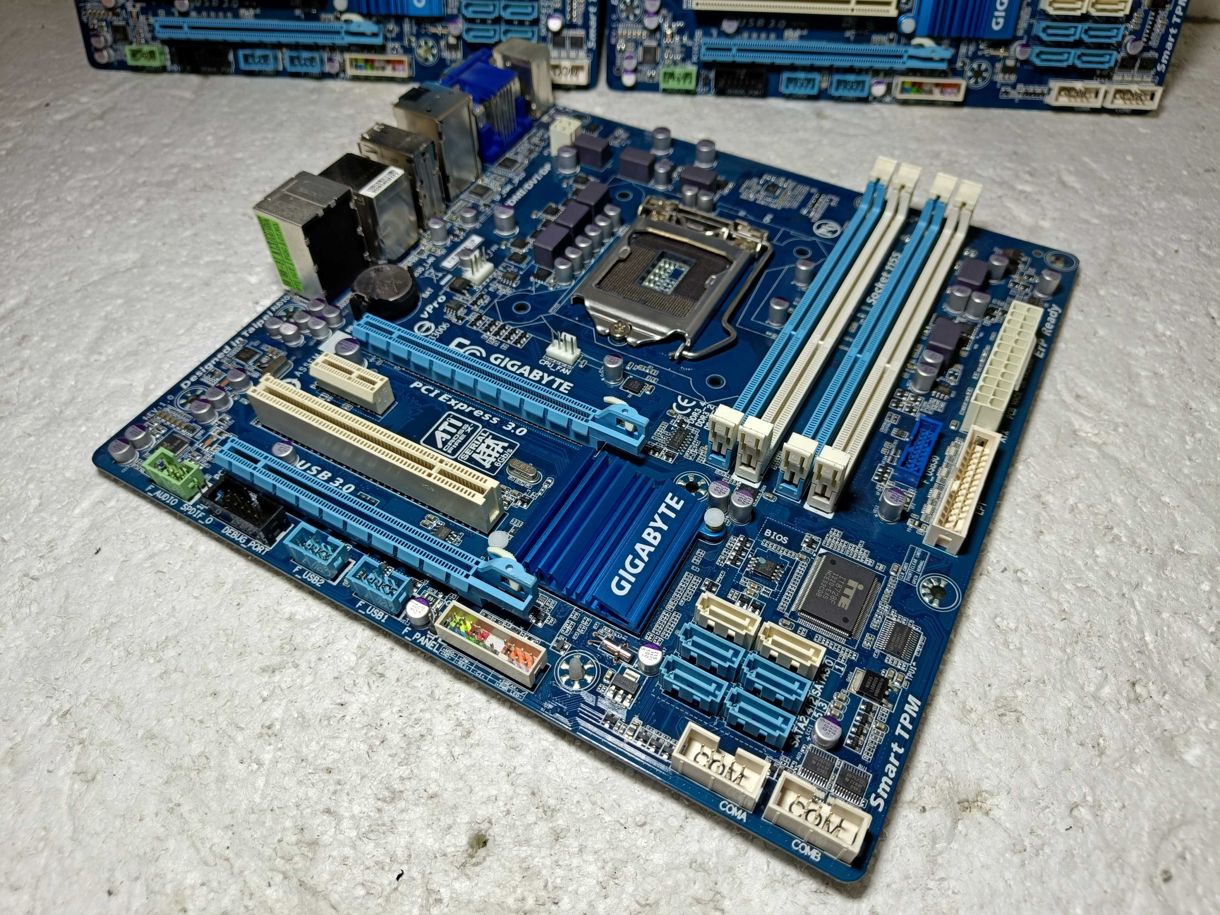 Материнська плата GIGABYTE GA-Q77M-D2H - LGA1155 - у ВІДМІННОМУ стані