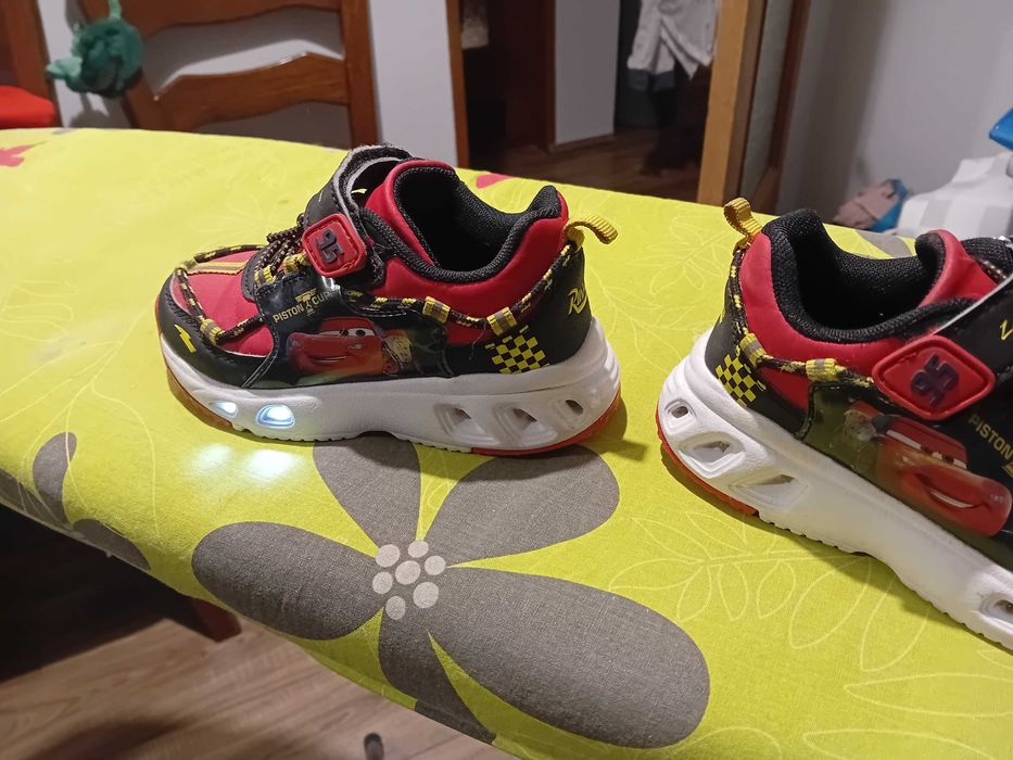 buty dziecięce 27 sportowe na wiosnę świecące zygzak mcqueen czerwone