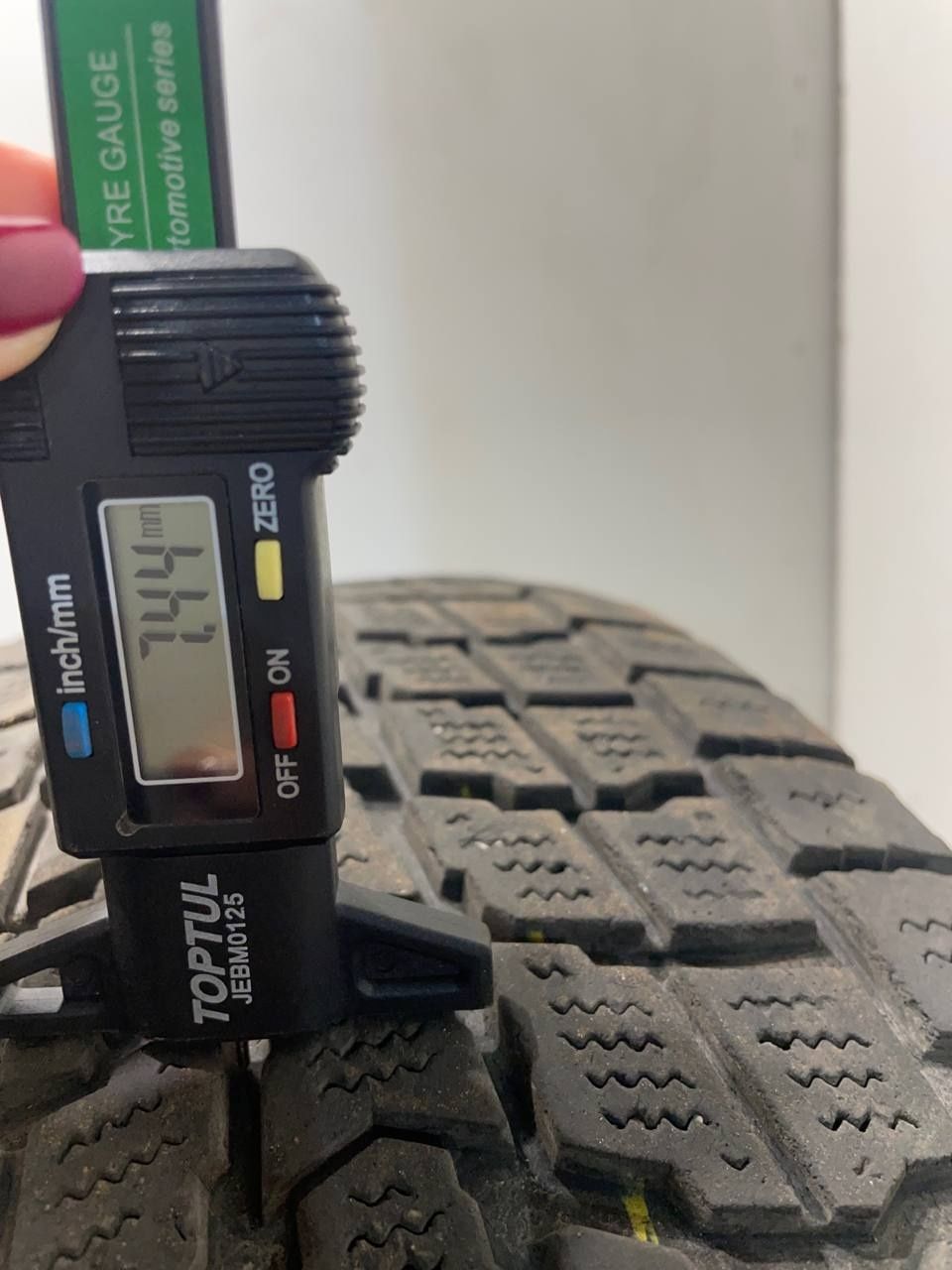 Резина зима 235/65 r17 dunlop 2007 рік