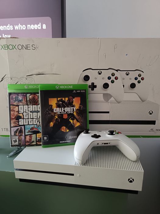Xbox One S 1TB + comando + GTA V e COD — impecável