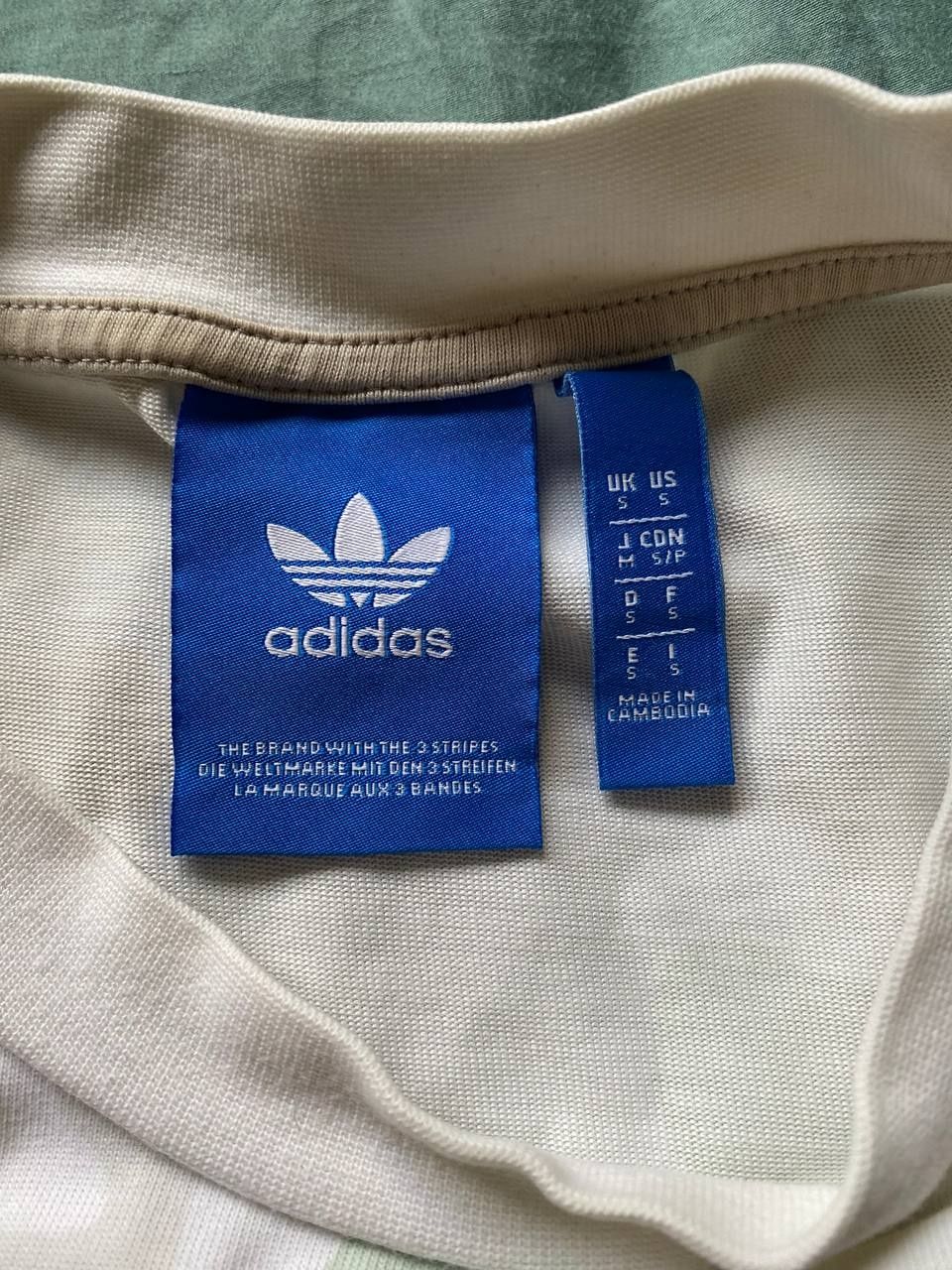 Футболка adidas.