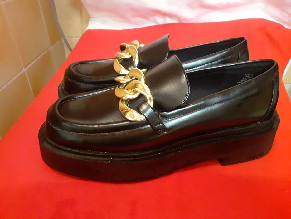 Buty  męskie z H M wsuwane z łańcucheml