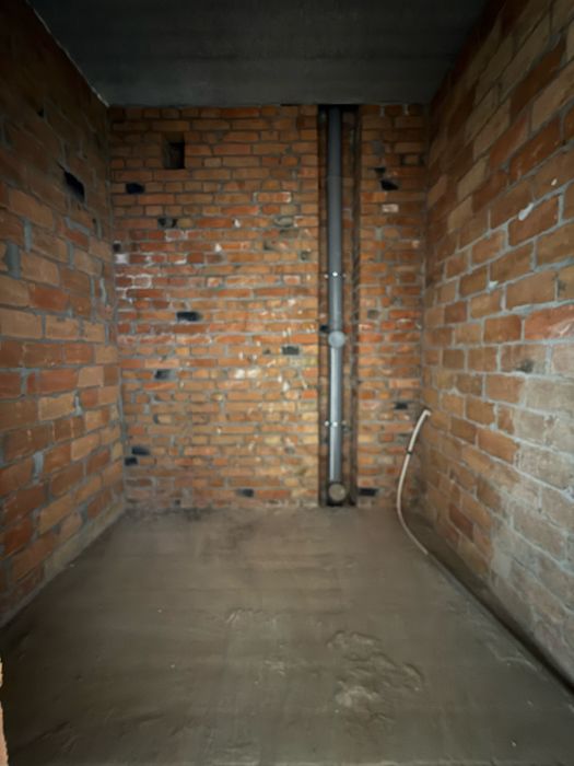 Найдешевша однокімнатна в зданому будинку з мінімальним оформленням