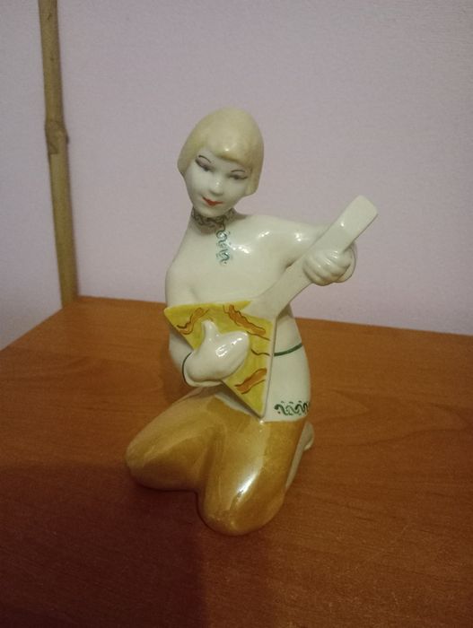 Статуэтка Юный балалаечник