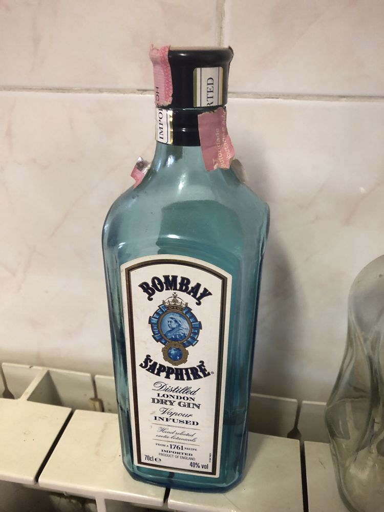 Garrafas vazias de gin e outras