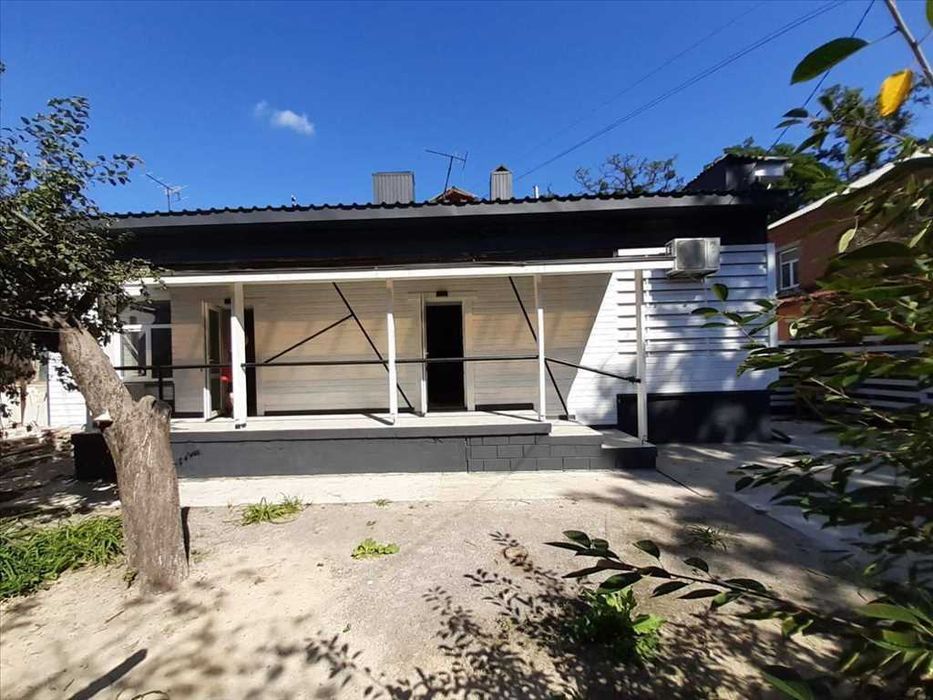 Приватний будинок біля березового скверу