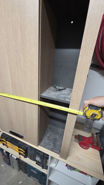 Móvel de parede em cor carvalho/preto