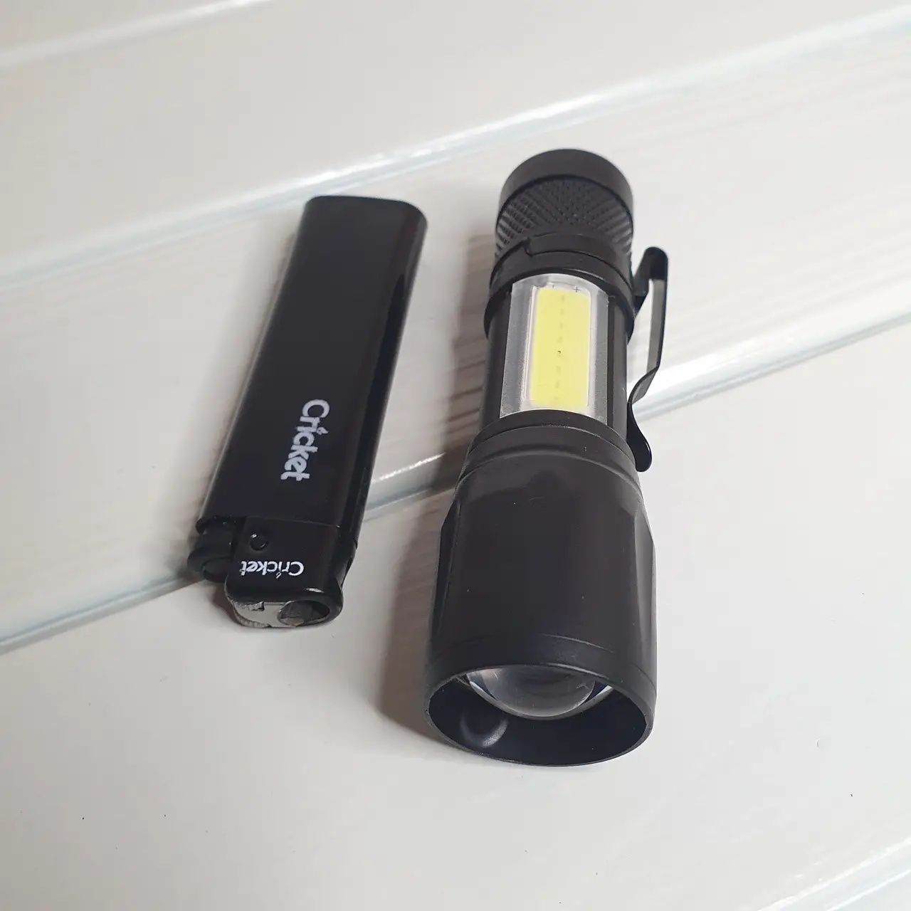Міні ліхтарик 2 в 1 + прожектор із кріпленням на одяг ліхтар тактичний