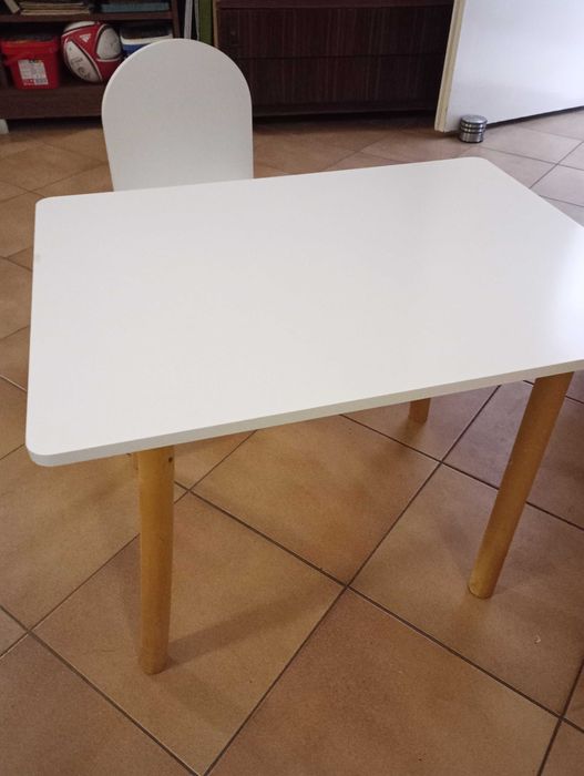 Drewniany stolik i krzesło dla dziecka