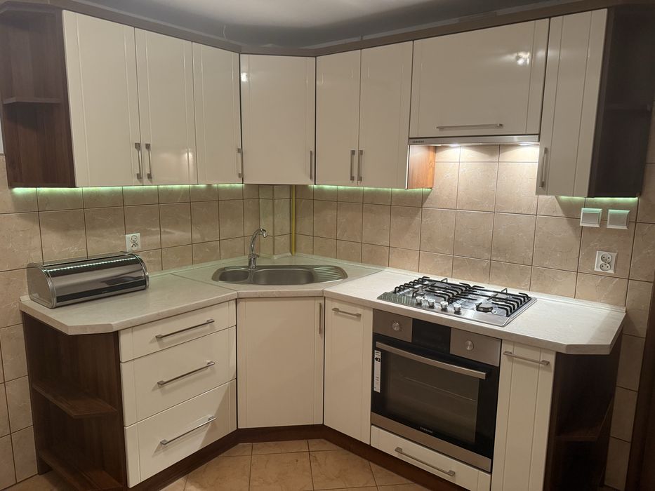 Nowa Kuchnia ze sprzętem AGD i stołem