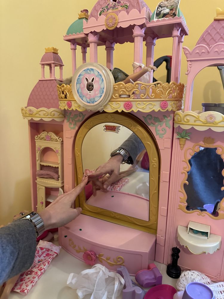 Domek palac barbie z krzeselkiem lustro toaletka