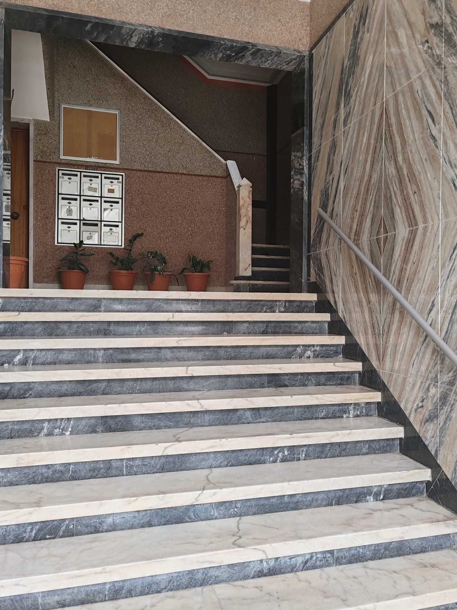 T1 com 3 varandas - Venda particular, s/ intermediação de imobiliárias