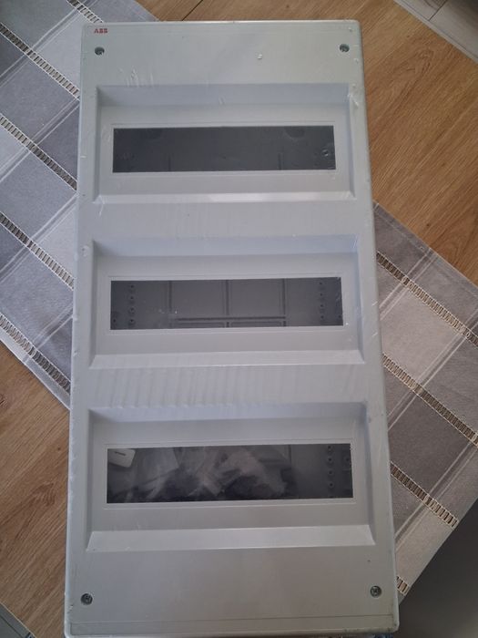 Nowa w folii rozdzielnica elektryczna natynkowa ABB  36 modułów