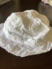 Chapéu branco bordado para menina 3/6 meses