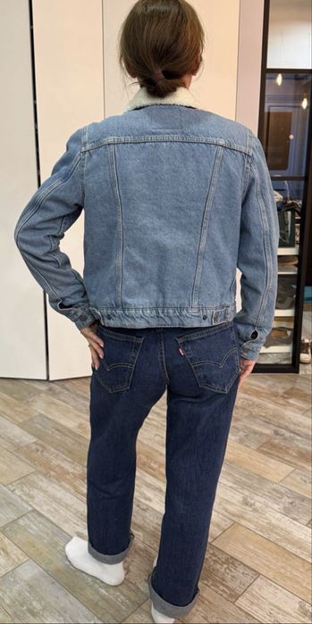 Продам джинсову куртку Levis на хутрі