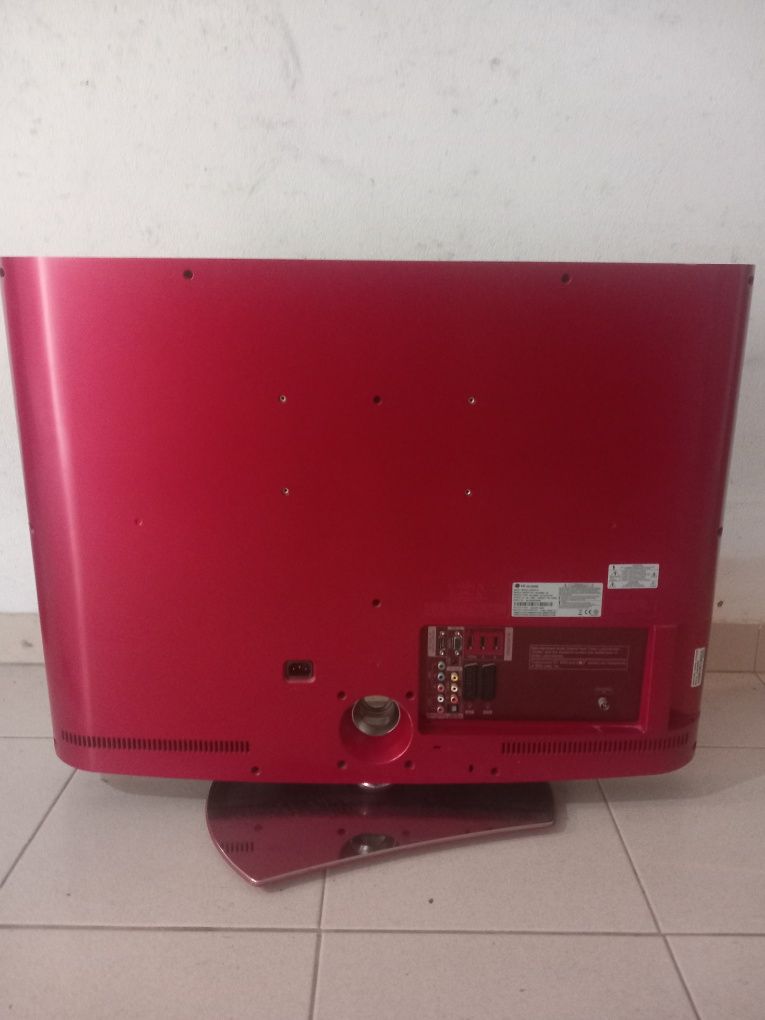 TV LG 32" LED com comando.