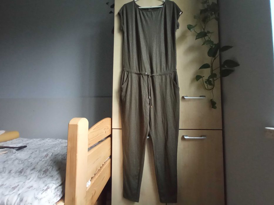 Długi kombinezon z brokatowym połyskiem khaki Mohito basic 40 L