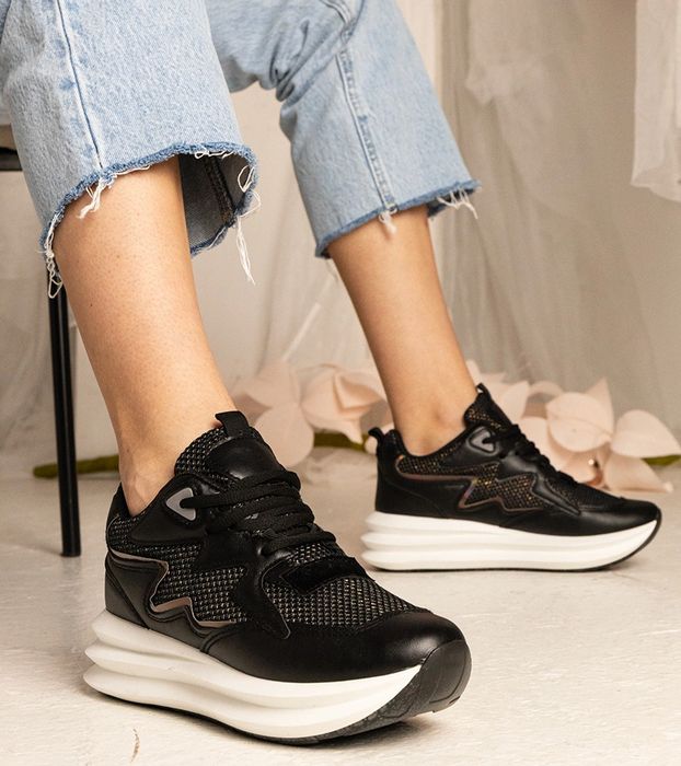 Czarne sneakersy z holograficznym elementem Elaiza