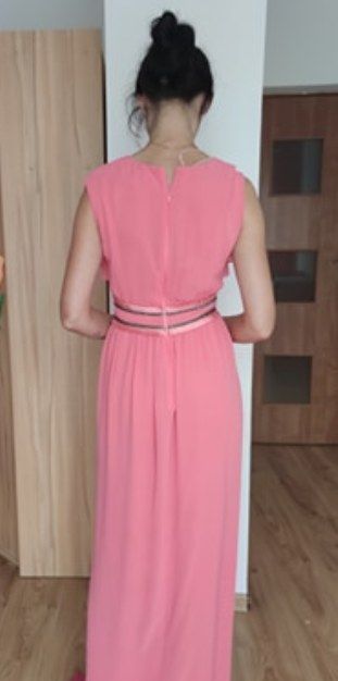 Różowa sukienka maxi z ozdobną talią L'AF rozmiar 34