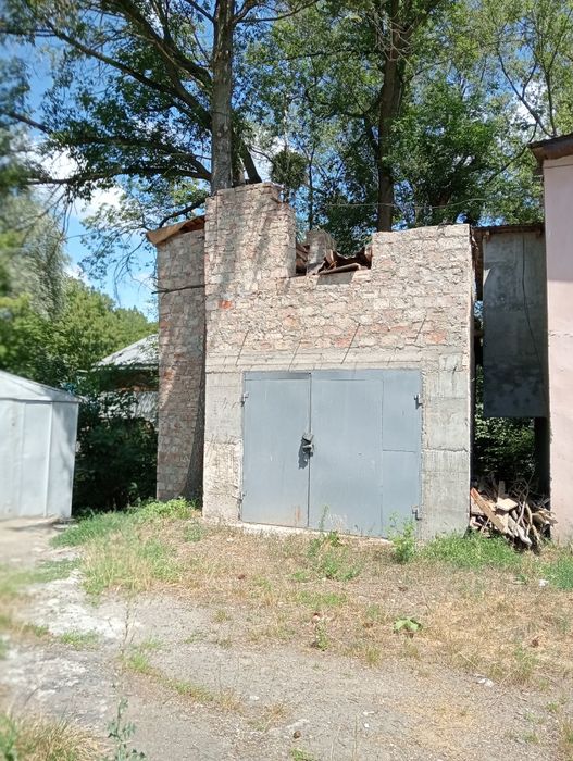 Гараж в центральній частині міста.(5-ий коопер.,)двох поверх. Недобудо
