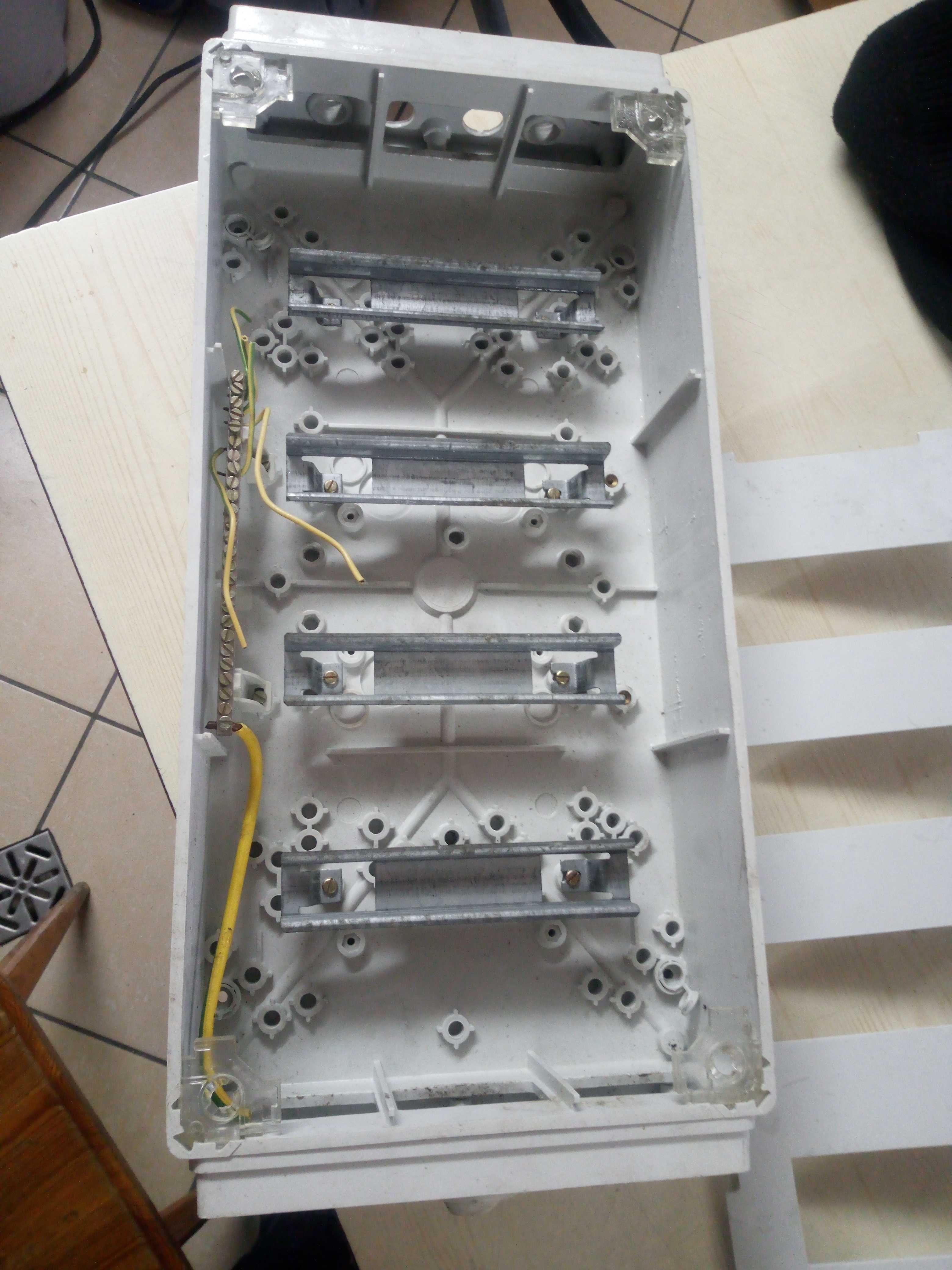 HENSEL Rozdzielnica podtynkowa 36 modłów. 4x9