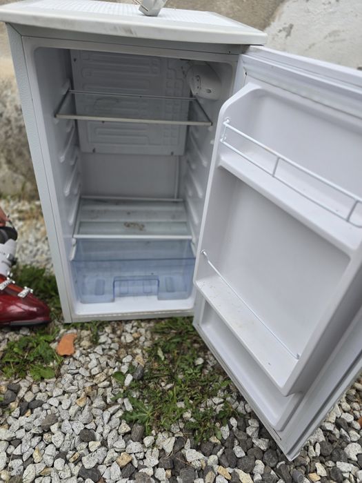 Mała zgrabna lodówka podblatowa stan bardzo dobry.