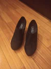 Sapatos pretos de salto