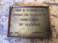 Placa comemorativa em latão