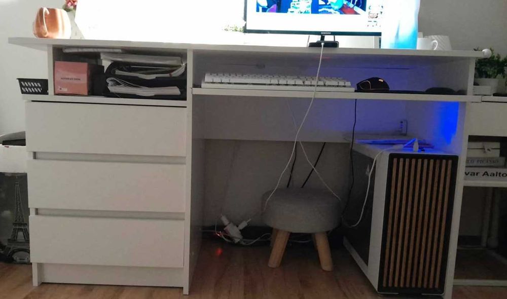 Biurko komputerowe wolnostojące białe