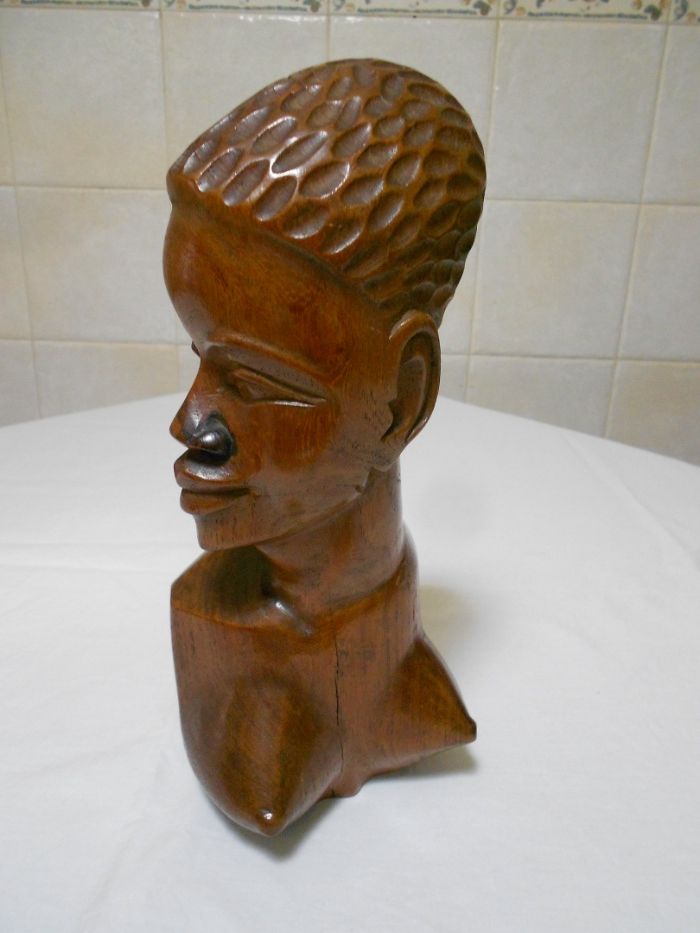 estátua de casal em madeira de Moçambique