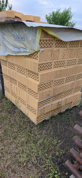 Продаю клінку, клінка. Ціна 12 гривень штука.