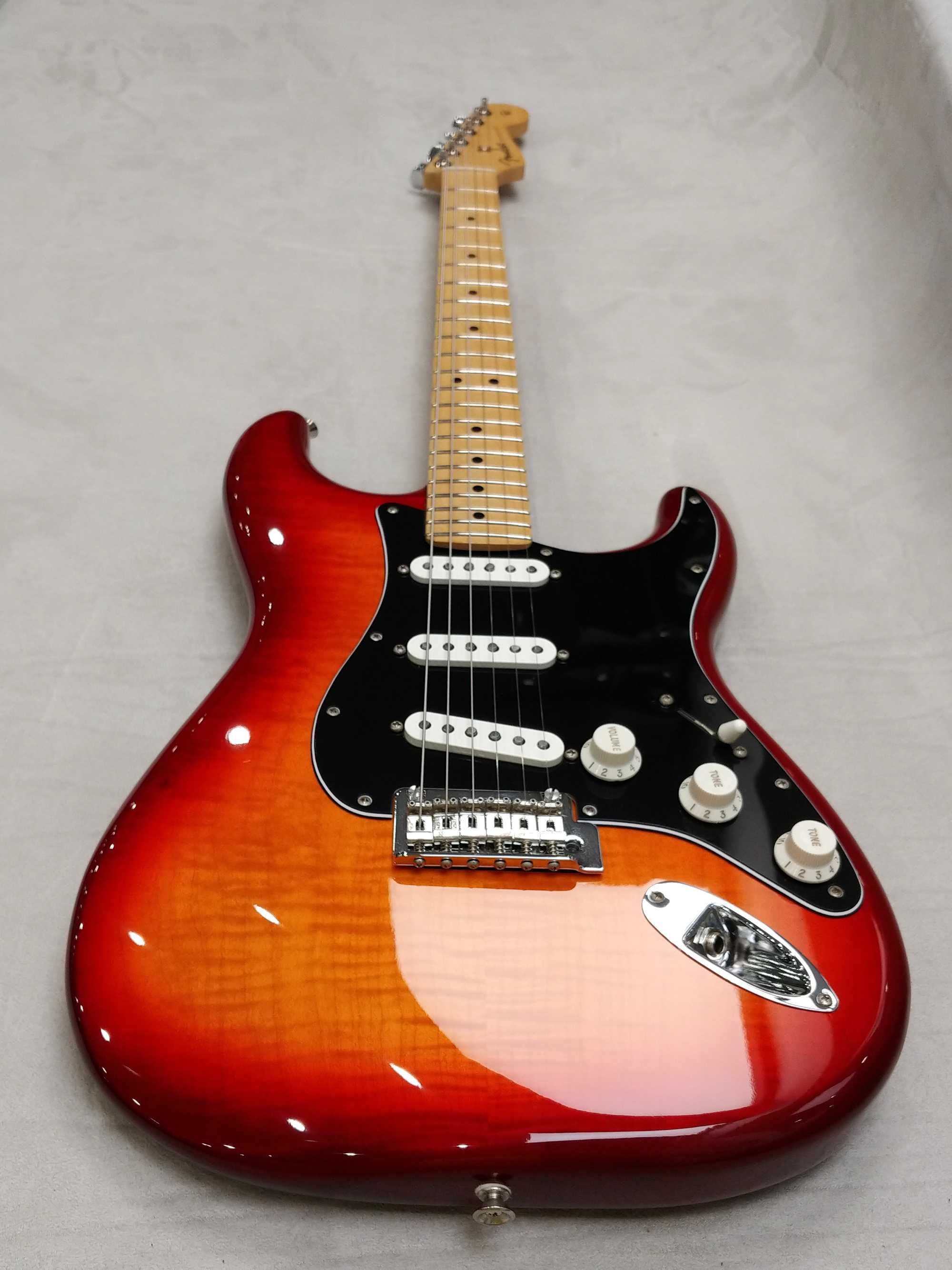 Fender Player Stratocaster Plus Top, 2022 Aged Cherry Burst, Hard Case