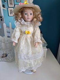 Stara lalka porcelanowa 45 cm na stojaku